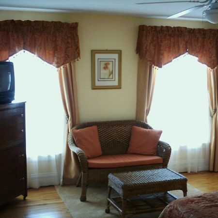 Four Creeks Bed & Breakfast Girard Room photo