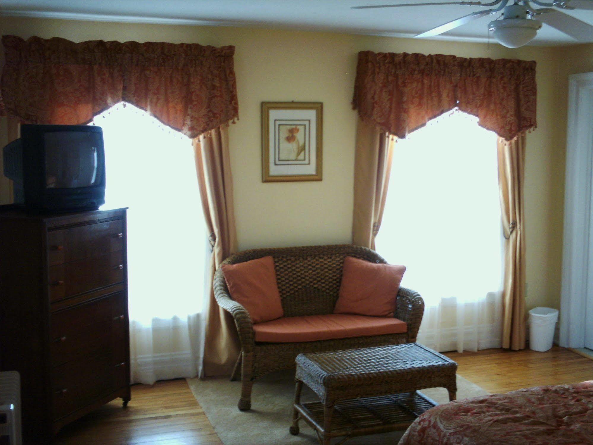 Four Creeks Bed & Breakfast Girard Room photo
