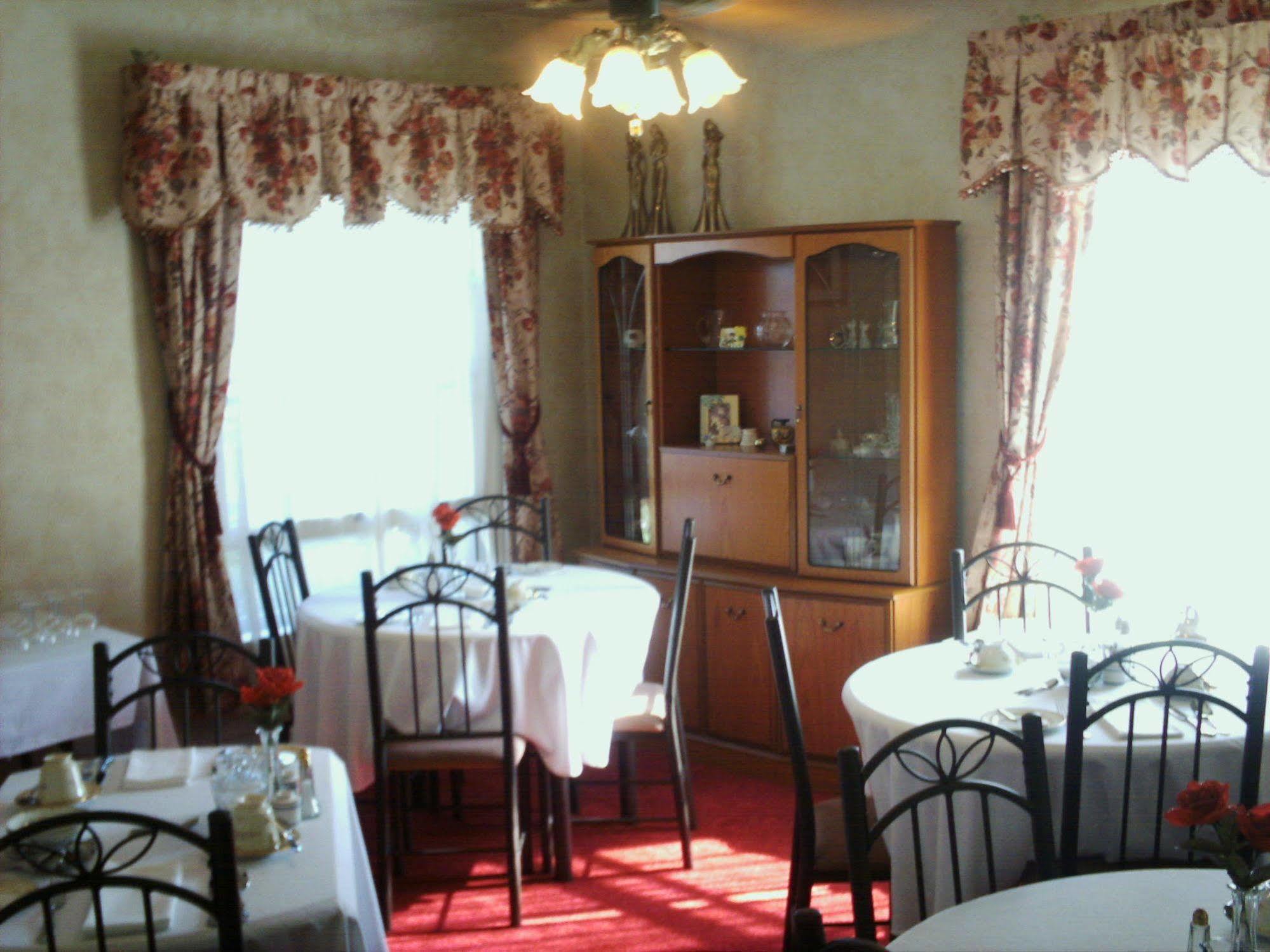 Four Creeks Bed & Breakfast Girard Restaurant photo